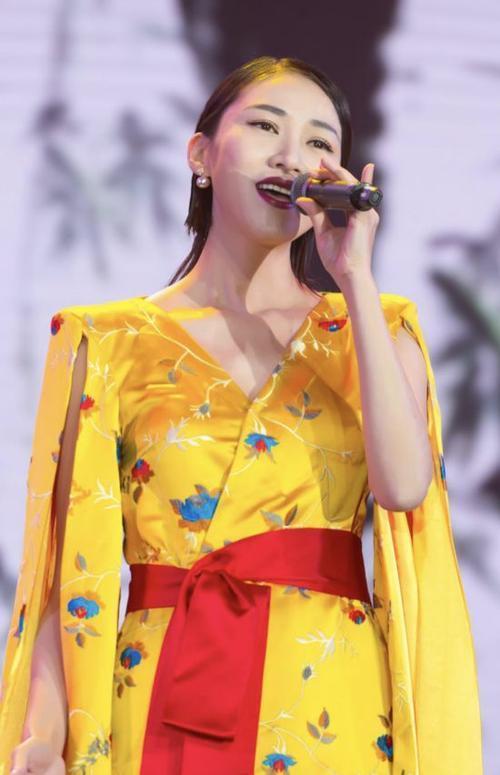 任泉宠了12年的妻子,原来是我们熟悉的歌手,难怪这么多年零绯闻