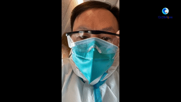 记者赵旭在从国内到印度新德里的旅途中(阿联酋迪拜至印度新德里航段)佩戴两层口罩。视频截图