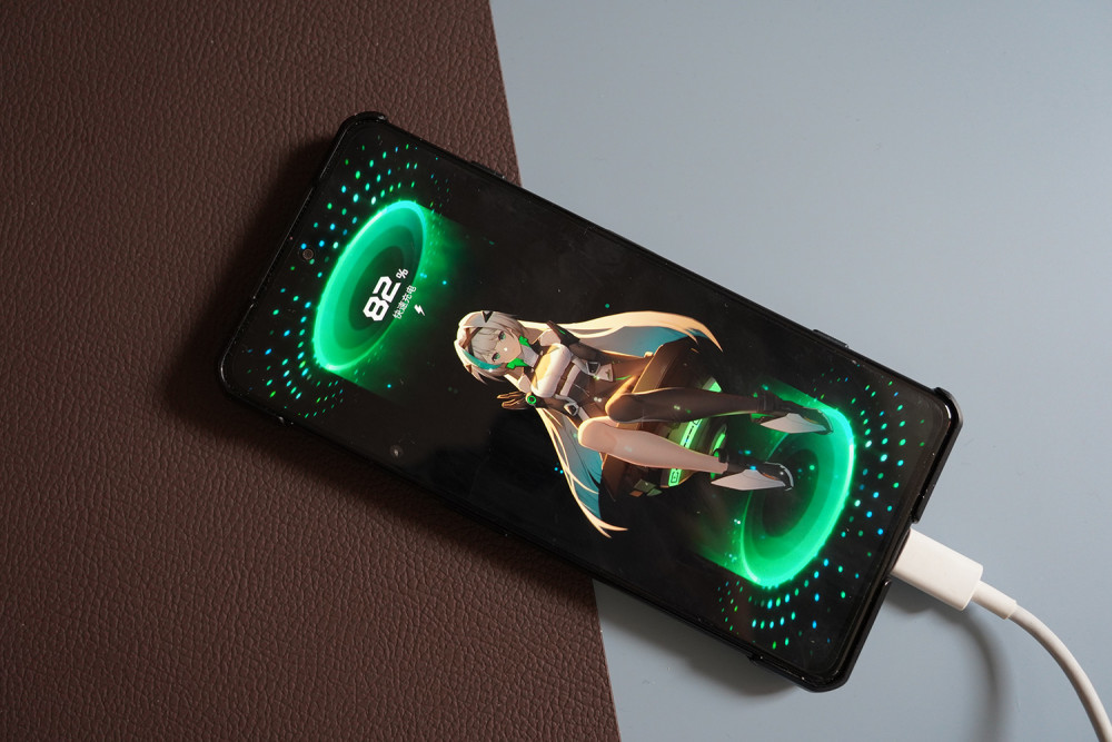 鲨鲨酱目前还不能出现在手机桌面上,而是在两个特定