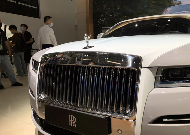 21款劳斯莱斯古斯特硕大的中网使车头看起来很有气势