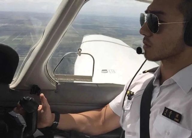 186cm超帅飞行员晒出和男生亲密合照网友们都不淡定了