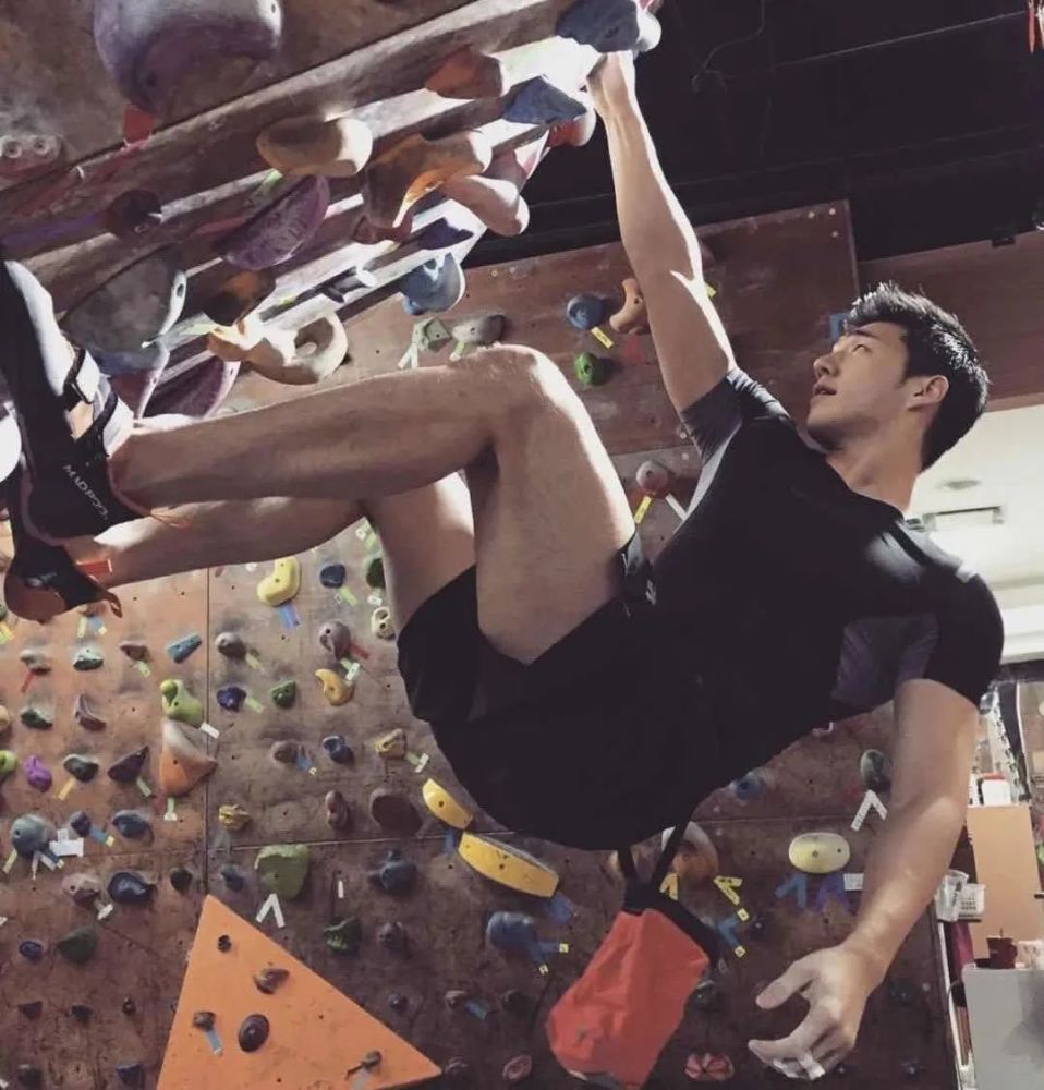 因为颜值太高,他目前的主业是民航飞行员,身高186,1987年生ins:_ychoi