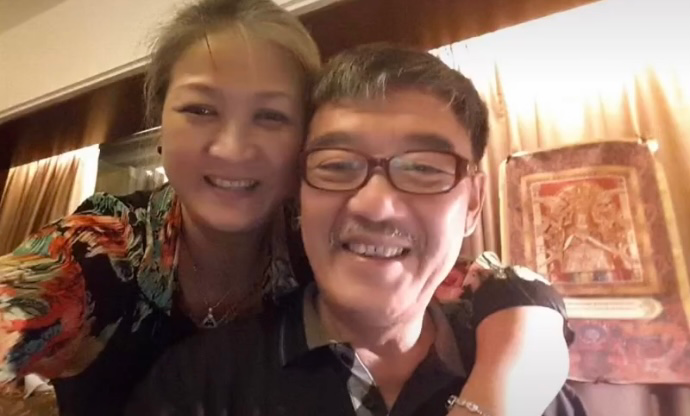 69岁李立群晒老婆画作获网友大赞因小9岁妻子回眸笑一见钟情