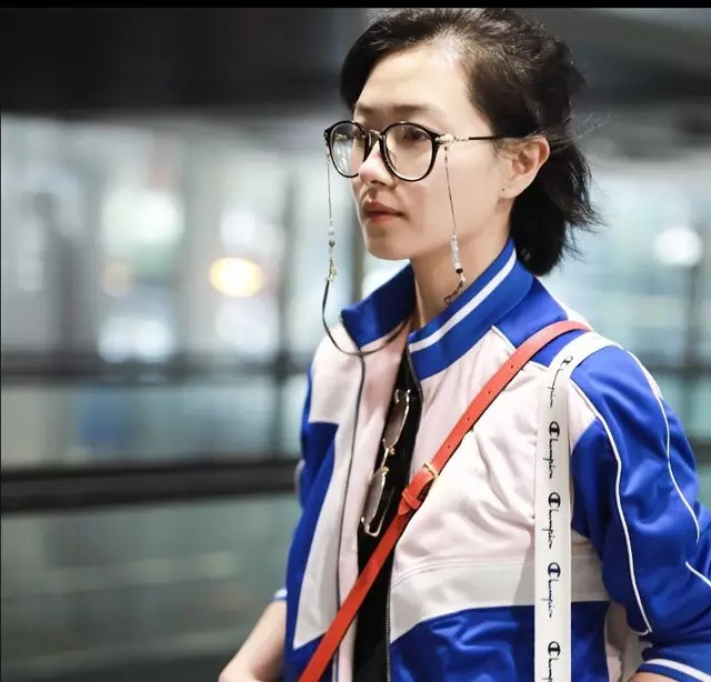 万茜穿学生校服扮嫩加黑框眼镜还像那么回事就是不能离开滤镜