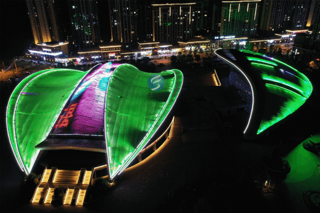 舞蹈灯光的烂漫与丰富的生活气息和谐交融时代广场这座集购物,餐饮