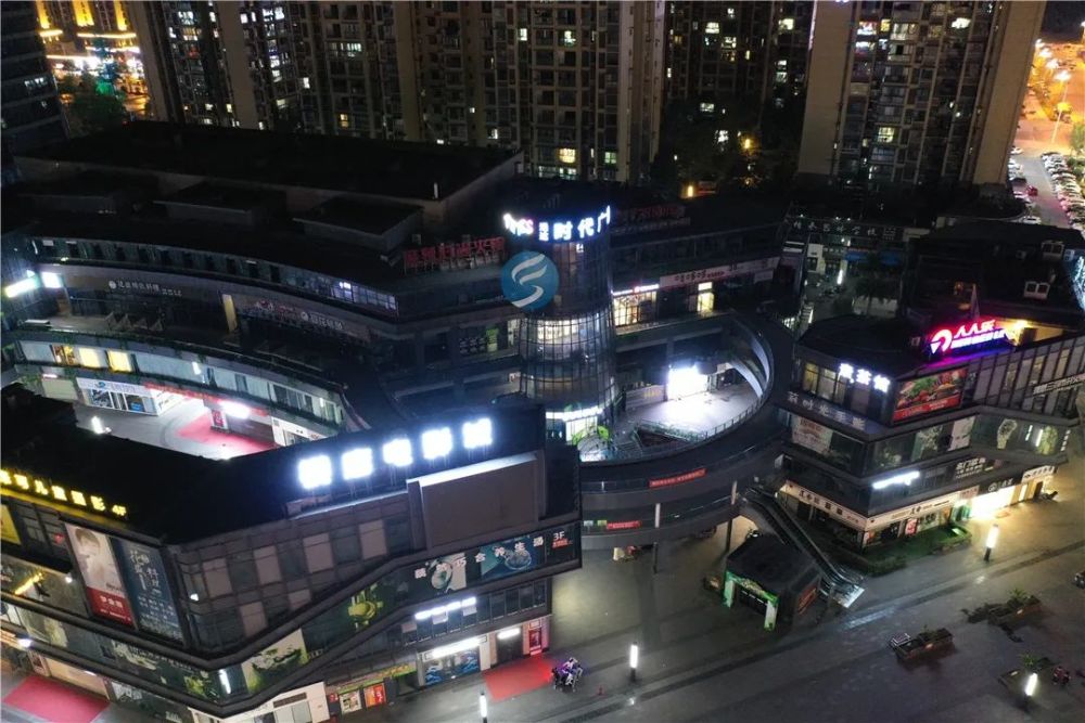 时代广场这座集购物,餐饮,娱乐等多种功能的综合商业广场纵使是深夜