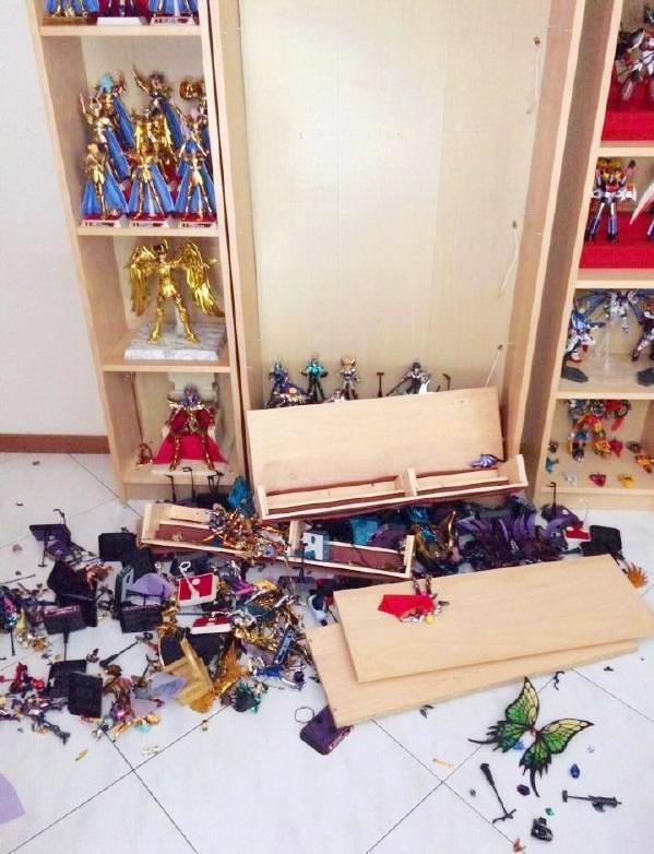 熊孩子踢坏18万巨幕踢一下三万六不禁想起被熊孩糟蹋的手办