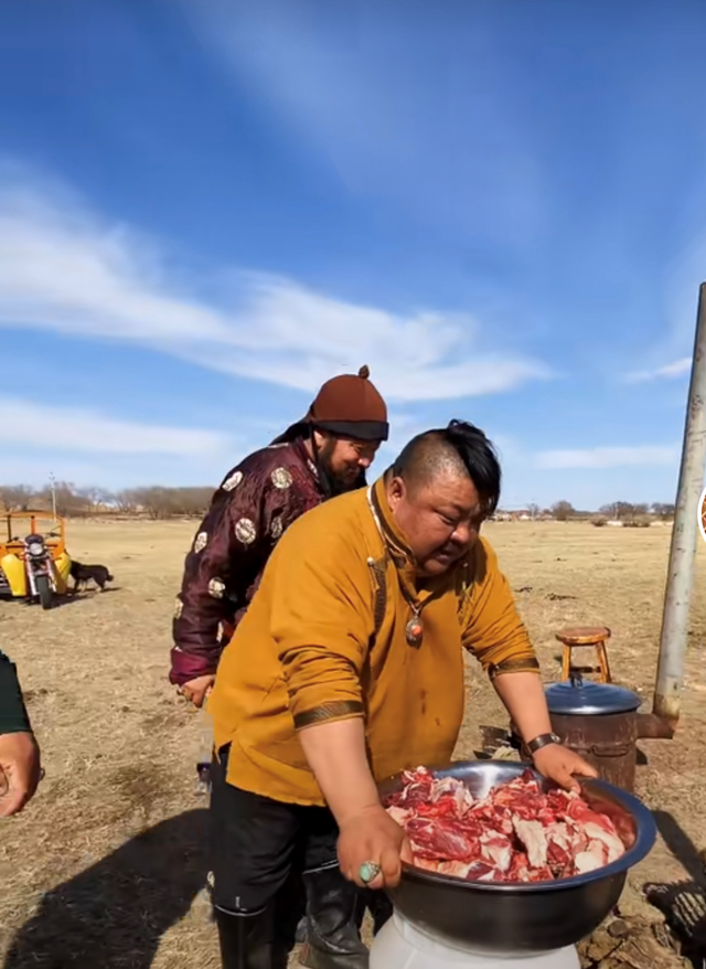 网红恩克是内蒙古人,经常穿着一身蒙古族民族服饰,在短视频平台上分享
