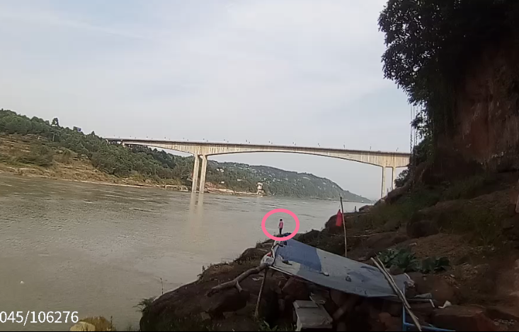 宜宾一花季少女跳江轻生民警从4米多高直接跳下救人