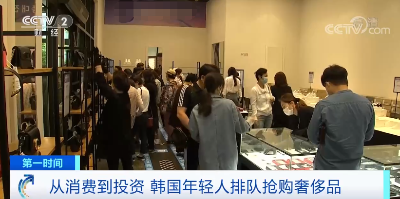 过去一年间,在韩国新世界,现代等百货店的奢侈品销售额中,20-30岁年轻