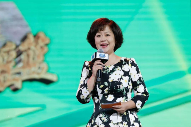 55岁央视主持鞠萍罕见露面穿红色卫衣双下巴抢镜出道37年二婚嫁神秘