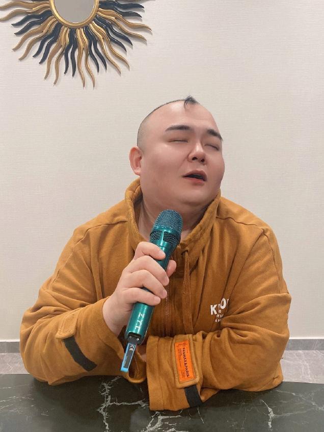 简直就是杨鹤通的卡通版本,特别是头上的那一绺头发,更加逼真了