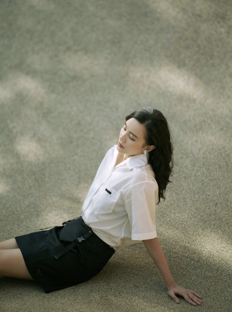 宋佳挑战女团风,穿工装短裙青春靓丽,少女身材不像四十岁!