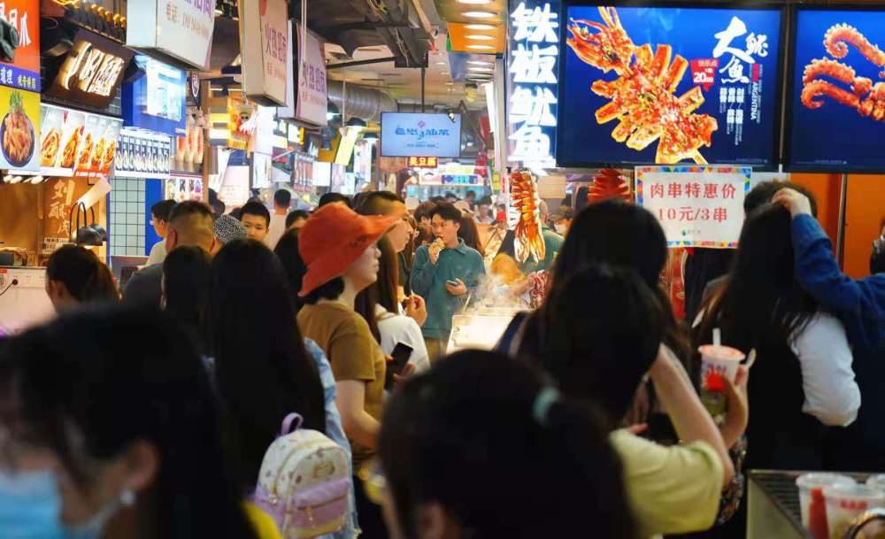 成都建設路成為網紅一條街,重慶的小吃街越來越多