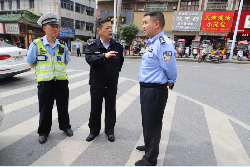 【"五一"我在岗】罗伟成实地督导新邵县"五一"道路