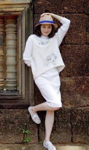 49岁吴越真是人淡如菊穿连衣裙搭单鞋高贵优雅真适合妈妈们学