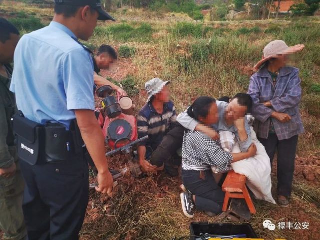 情况紧急楚雄一村民在耕种时因操作不当将小腿绞进农耕机