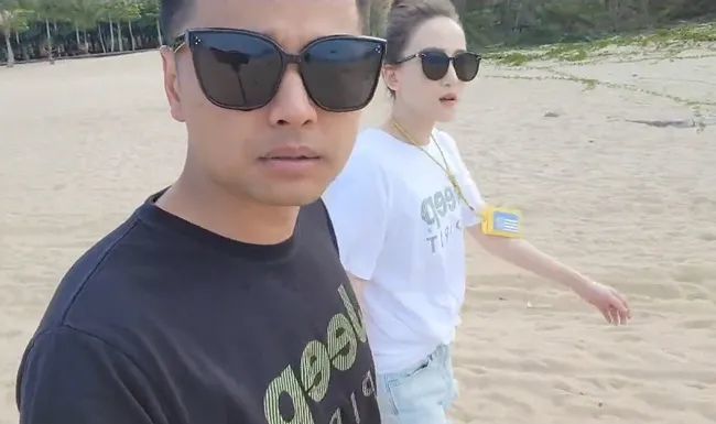 当集梦会长邓晶晶与前妻冯千韶走在三亚的沙滩上散步时,此情此景立刻