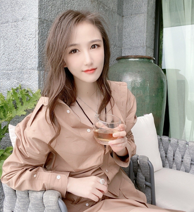 集梦会长牵手前妻冯千韶一家三口其乐融融粉丝起哄原地复婚