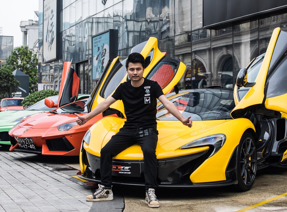 集梦会长牵手前妻冯千韶一家三口其乐融融粉丝起哄原地复婚