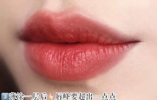 涂口红别再"抿嘴"了!会化妆的女生都这样做,唇妆高级又持久