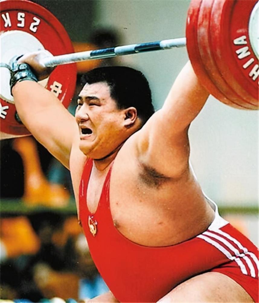 曾经都是举重冠军占旭刚娶空姐当院长他却靠保安谋生32岁逝世