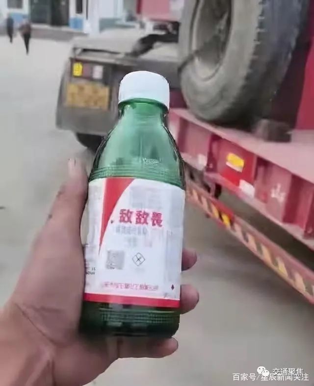 网传视频中,卡车司机许师傅手拿一瓶绿色的"敌敌畏"农药,对自己被罚款