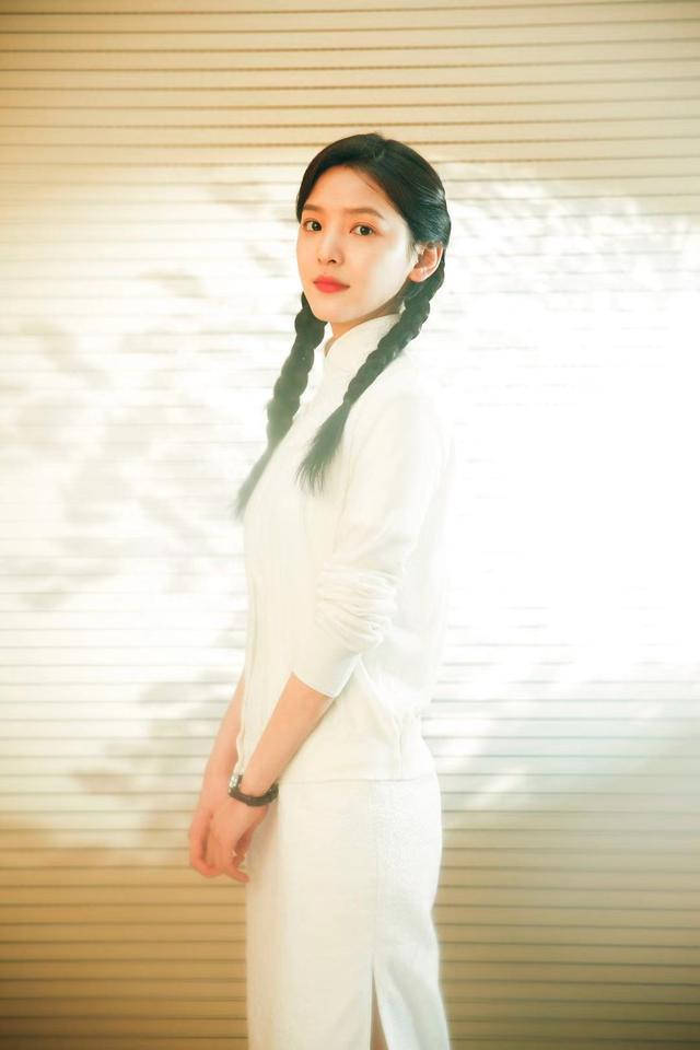 章若楠终于火了穿旗袍扎麻花辫扮民国初恋尽显东方古典美