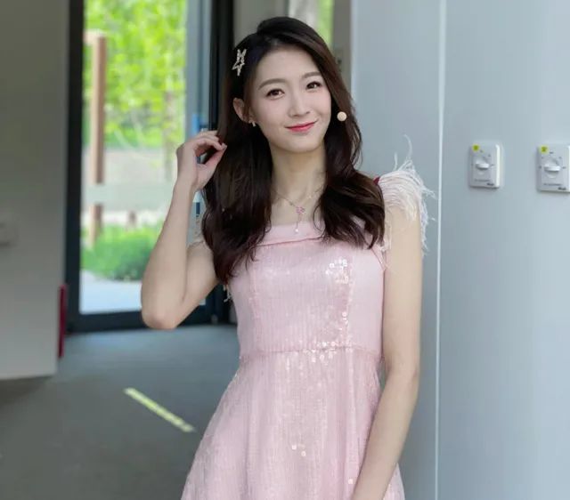 送福利了美女主播雪儿晒近照粉色短裙显嫩手拉裙摆撩人