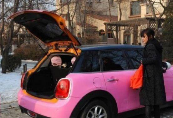 日赚208万的郑爽,座驾却出人意料的低调,有一点配不上她