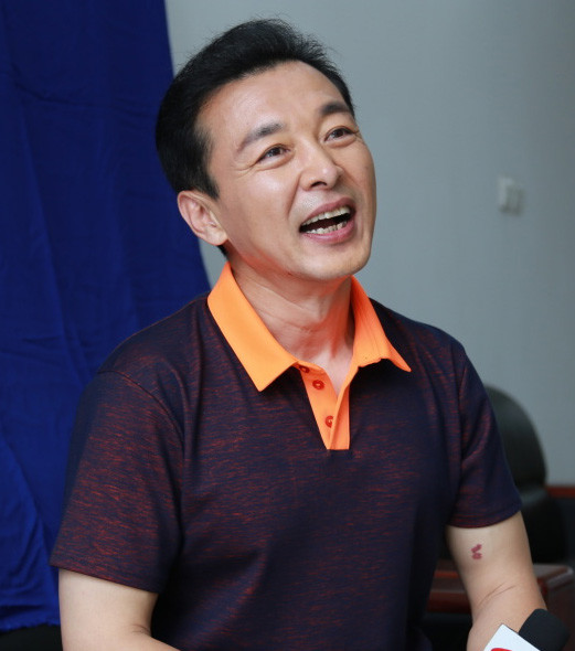 著名演员王强:夫妻闹离婚,儿子在结婚证上的留言让他泪奔