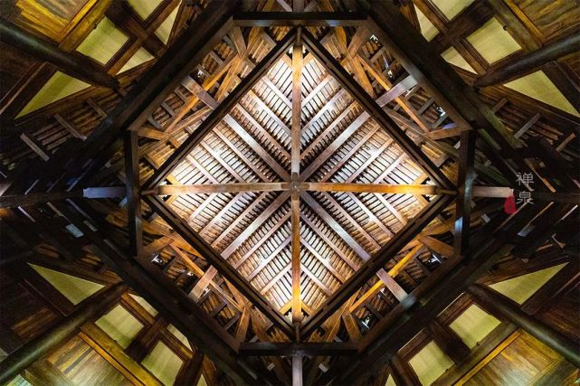 这家现代化酒店,1000平米的大堂,竟是榫卯结构,不用一根钉子