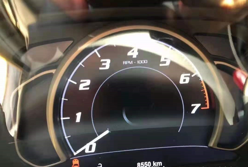 再来看一下这辆道奇蝰蛇的仪表盘,里程数为8550km,可见前车主确实不
