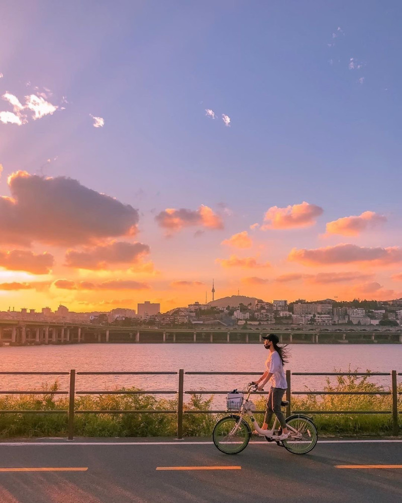 落日背景這個夏天會有人陪你吹晚風嗎