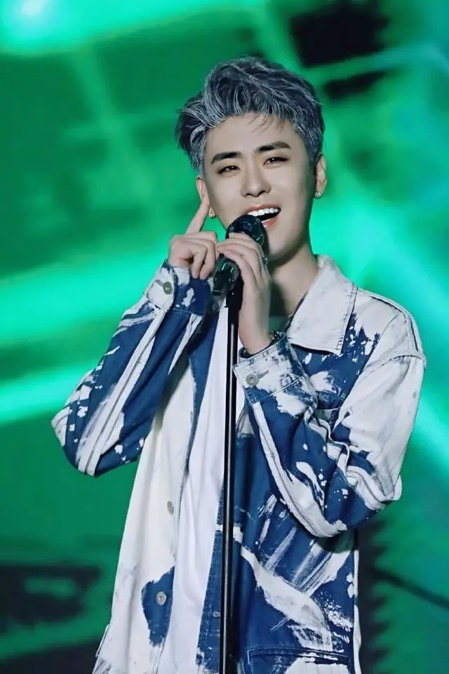 日思夜想的辫哥哥,张云雷现身嘉年华现场,成了绿色的海洋