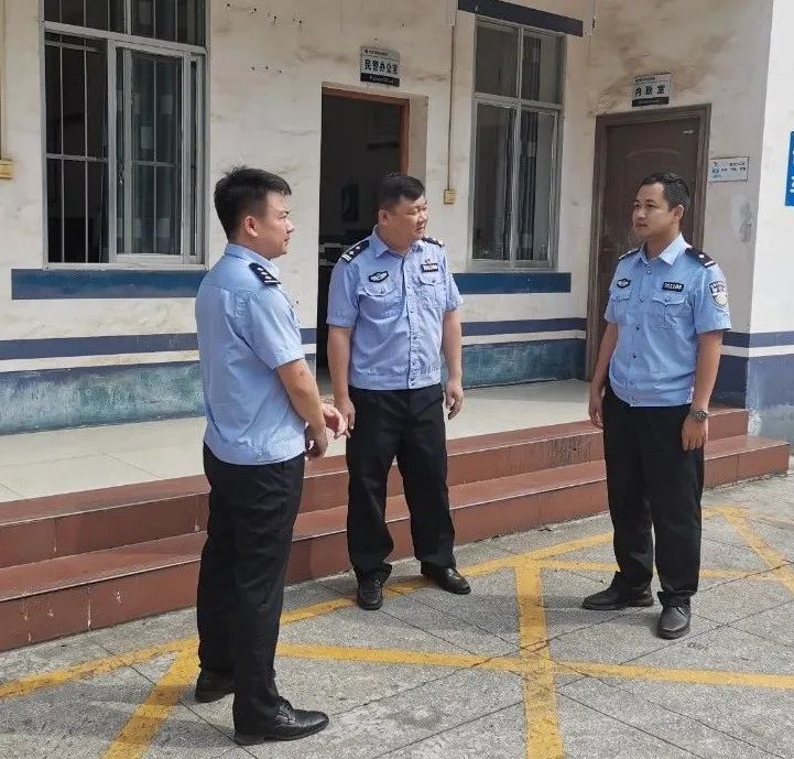 平果市人民政府副市长,市公安局党委书记,局长周作铁深入基层派出所