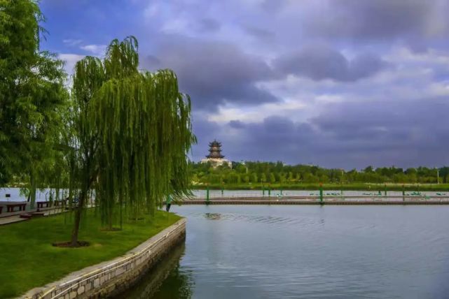 四中在我镇最南端的柴城村云云山的北坡,人们习惯称之为