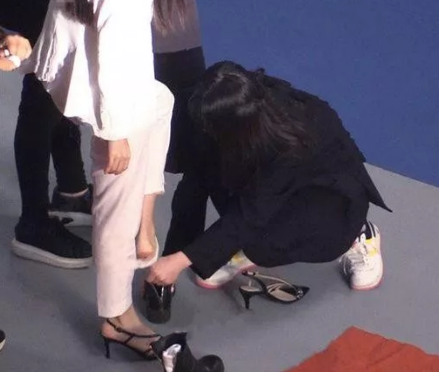 明星助理的尴尬工资拖欠抗行李箱狂奔徒手接呕吐物下跪举话筒