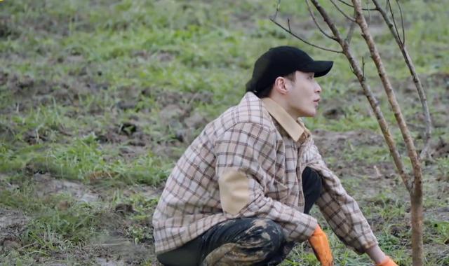 张艺兴张子枫穿白外套种树被质疑作秀,脚上的鞋子漏了陷