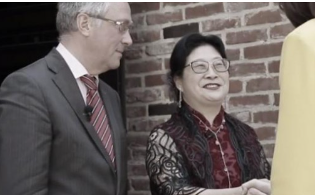 相雪秋1958年生于北京,中国名校毕业,在联合国驻布