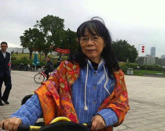 原来这人叫杜虹,出生于四川一个书香门第之家,父亲经营了一家农场