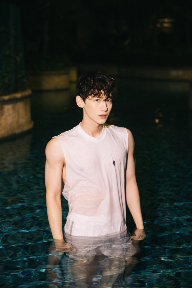 白敬亭近照在水中的他真的又纯又欲好身材淋漓尽致