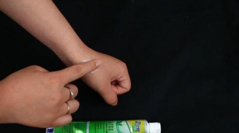 牙膏在蚊虫叮咬处涂上香皂或者肥皂水就能迅速消除痛痒,亲测有效哦