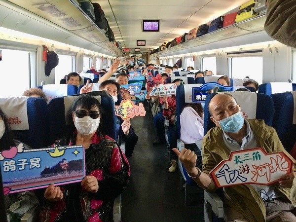 杨玉红)"五一"假日,100多名沪上游客乘坐g1236高铁抵达河北秦皇岛站