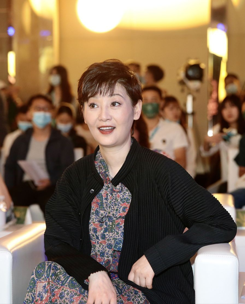 妈妈辈的徐帆真优雅脸上皱纹挺真实花裙子盖不住端庄气质