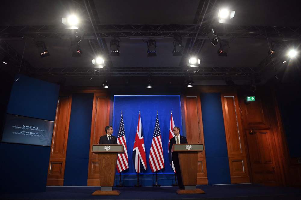大臣拉布(左二)与美国国务卿布林肯(左一)在英国伦敦出席新闻发布会