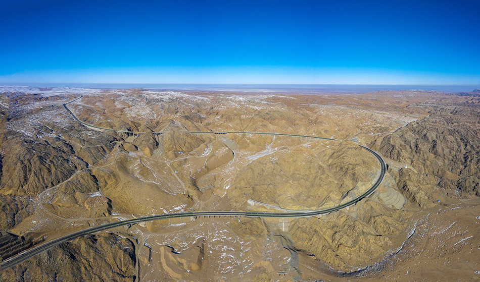 京新高速公路穿越500公里无人区中,风光最独特的,当属临白段,即临河至