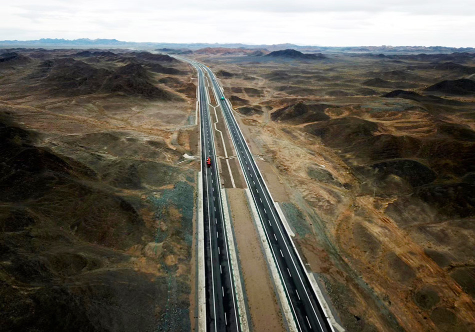 沿着高速看中国g7京新高速穿越大漠戈壁被誉为神奇的中国7号天路