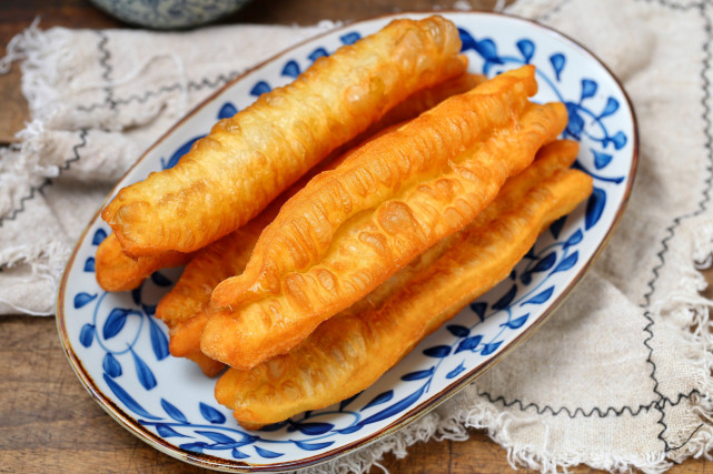 自制空心香酥大油条,只要掌握正确比例和做法,蓬松好吃又健康!