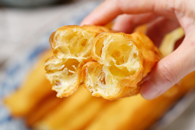 自制空心香酥大油条,只要掌握正确比例和做法,蓬松好吃又健康!